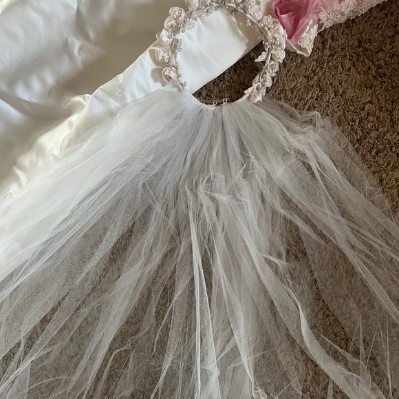 Wedding gown - Picture 4 of 7